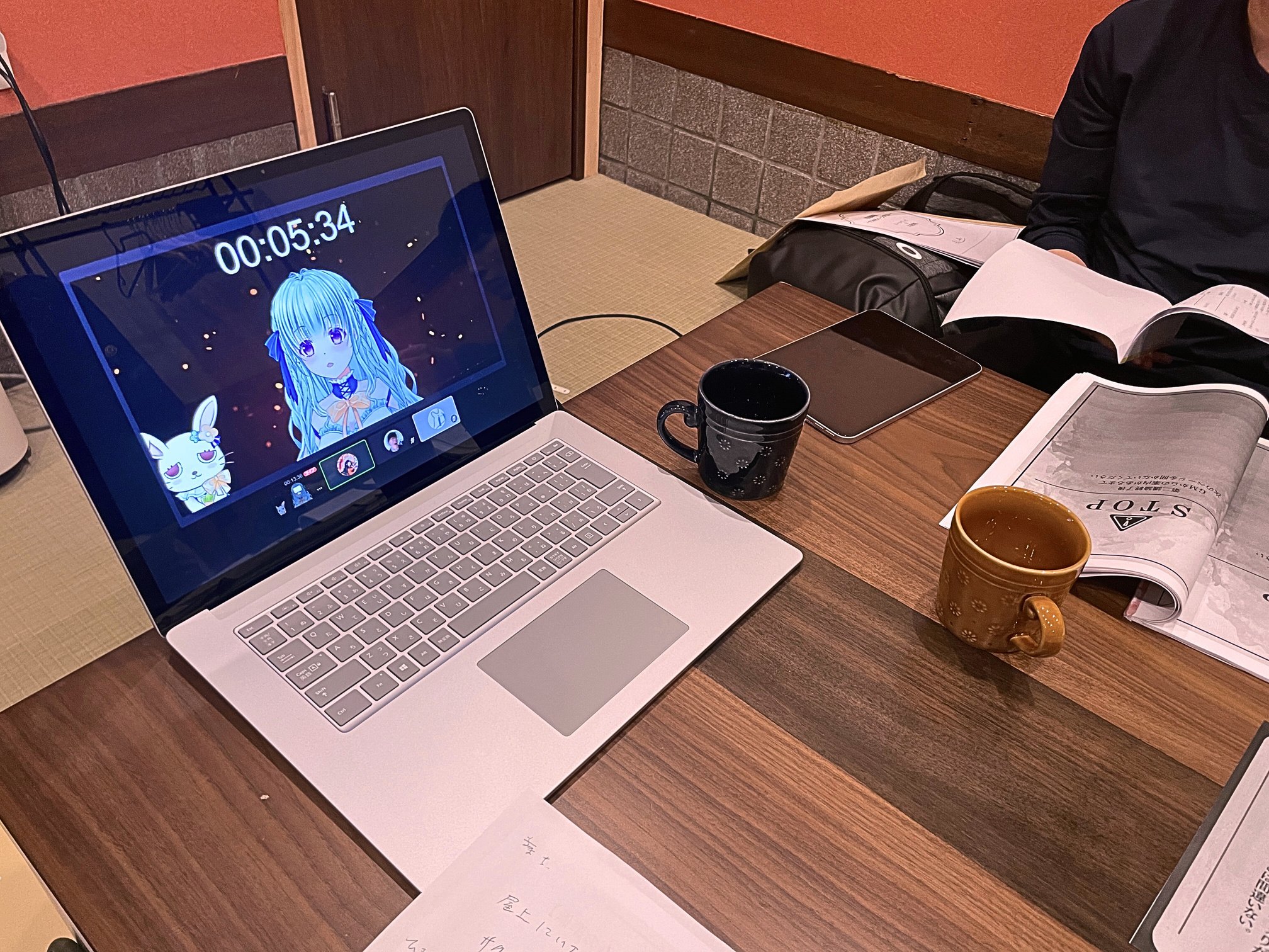 Vtuberがゲームマスターとしてゲームの進行をサポートする様子。涼香フワリVtuber